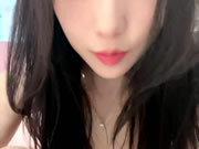 La bellezza cinese si masturba sul letto