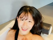 Bellezza coreana prosperosa che fa il bagno