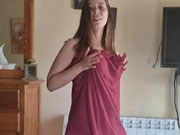 Ragazza araba prosperosa che balla in modo provocante