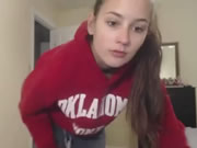 Spogliarello di una ragazza del college super carina