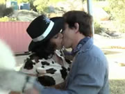Troia cowgirl lady che fa sesso all'aperto