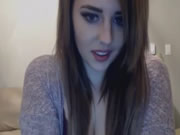 Sexy adolescente bruna usa giocattoli figa sulla macchina fotografica