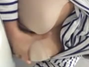 La ragazza gioca con i suoi capezzoli