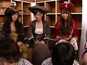 Ragazze cosplay giapponesi schizzano in orgia