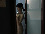 Ragazza cinese selfie che fa il bagno