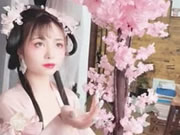 Ragazza cinese carina che scatta foto