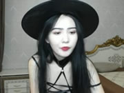 Ragazza coreana che balla e si masturba